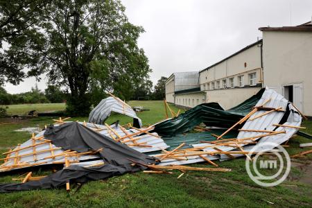 Vihar – Megbontotta az ers szl az MVSC sporttelepe pletnek tetszerkezett