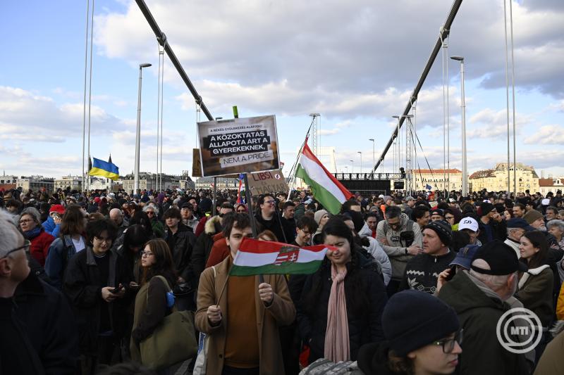 Demonstráció a gyülekezési jogról szóló törvény módosításának visszavonásáért Budapesten