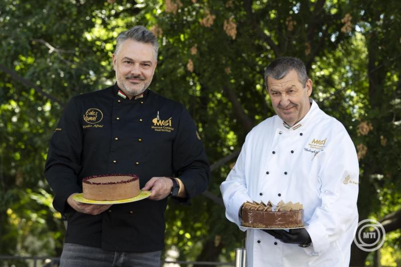 Augusztus 20. - Magyarország tortájának és cukormentes tortájának felszelése