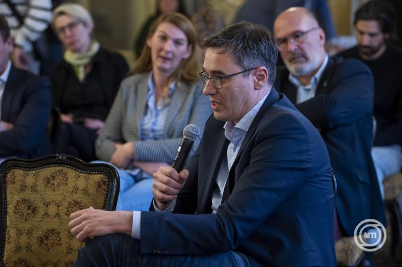 Konzultáció a helyi önazonosság védelméről szóló törvényről Budapesten