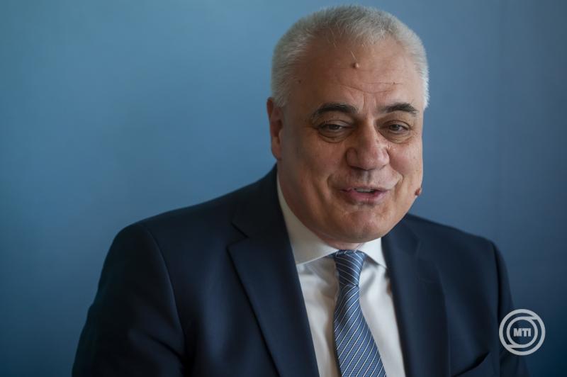 Az MI-technológiával kapcsolatos oktatás fejlesztését célzó együttműködési megállapodás aláírása Budapesten
