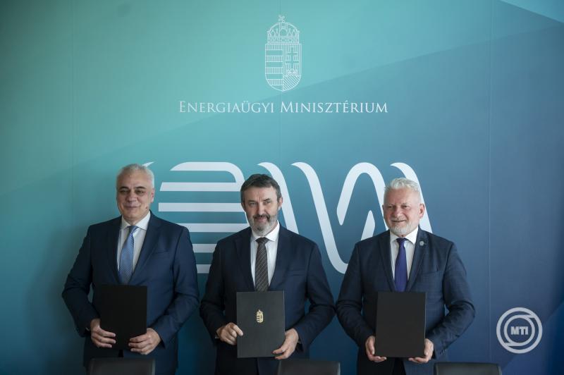Az MI-technológiával kapcsolatos oktatás fejlesztését célzó együttműködési megállapodás aláírása Budapesten