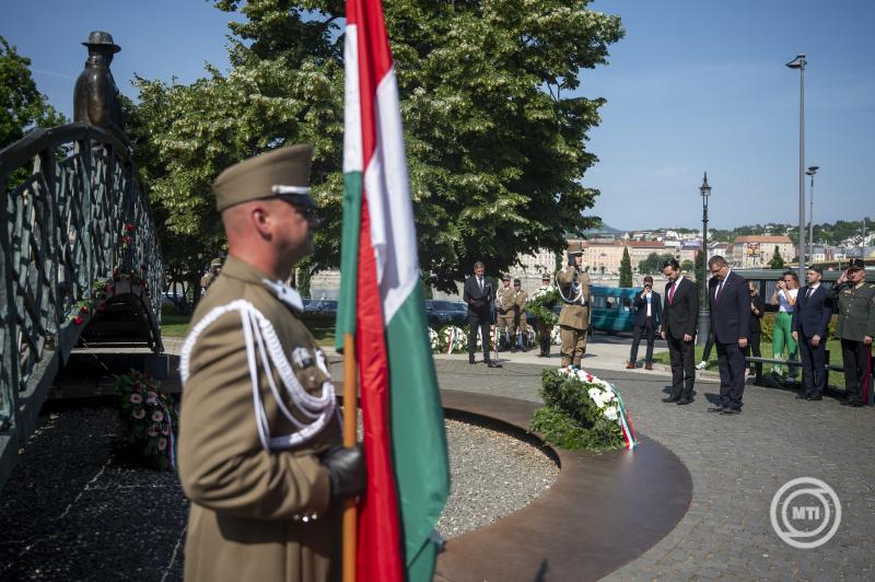 Az 56-os vértanúk emléknapja - Megemlékezés Nagy Imre szobránál