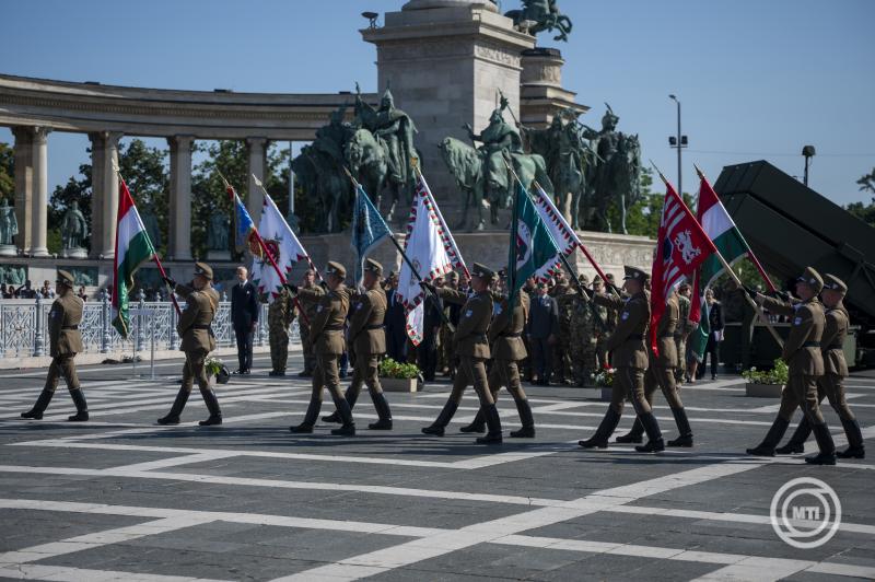 Altisztavatás a Hősök terén