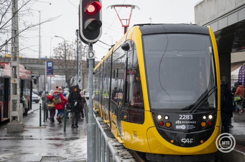 Forgalomba állították a századik CAF villamost Budapesten