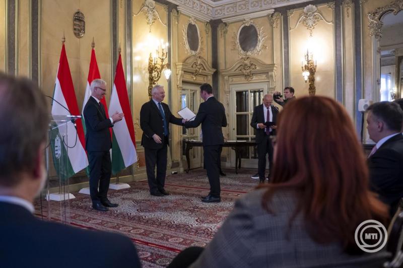 Karitatív tevékenység nyújtásáért adományozott okleveleket adtak át Budapesten