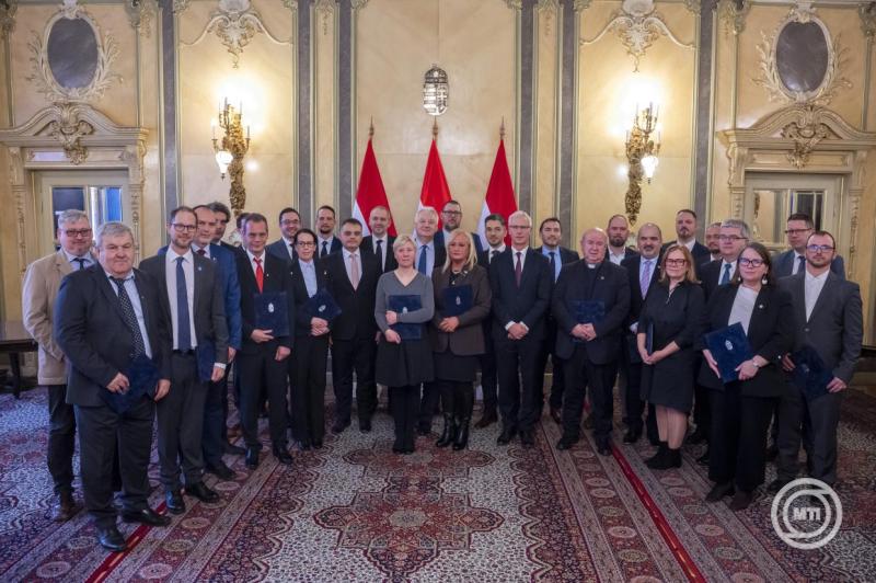 Karitatív tevékenység nyújtásáért adományozott okleveleket adtak át Budapesten