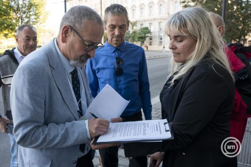 A magas rezsisz�ml�k ellen demonstr�ltak a Kossuth t�ren