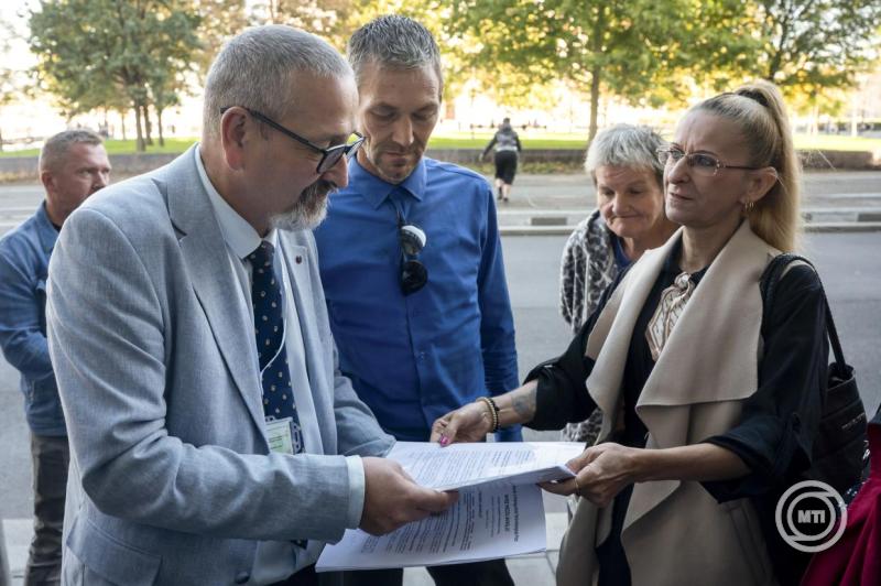 A magas rezsisz�ml�k ellen demonstr�ltak a Kossuth t�ren