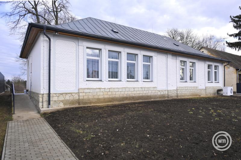 Átadták a Szent Miklós Gyermekvédelmi Intézmény Születések Háza lakásotthonát Nyírgyulajon