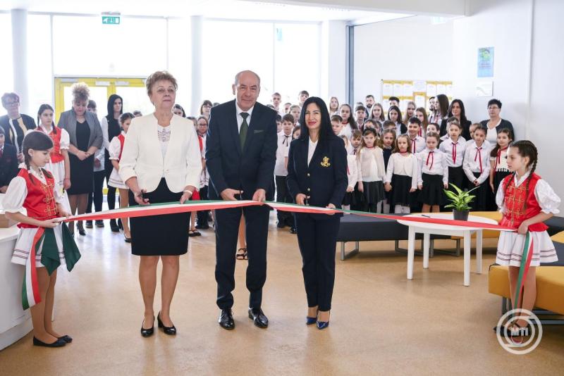 Új közösségi teret adtak át az ózdi Újváros Téri Általános Iskolában