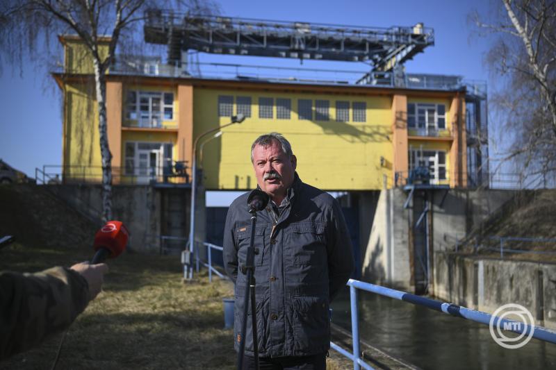 Vizet a tájba címmel sajtótájékoztató a Keleti-főcsatorna beeresztő zsilipénél, Tiszavasvárinál