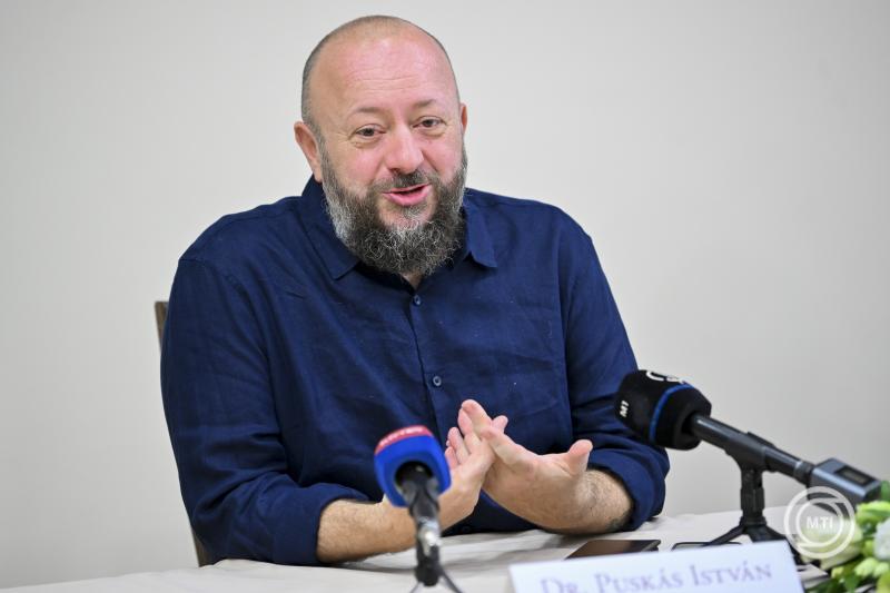 Sajtótájékoztató a tankönyvgyártásról az Alföldi Nyomdában