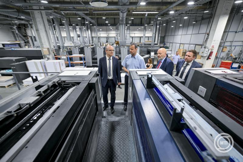 Sajtótájékoztató a tankönyvgyártásról az Alföldi Nyomdában
