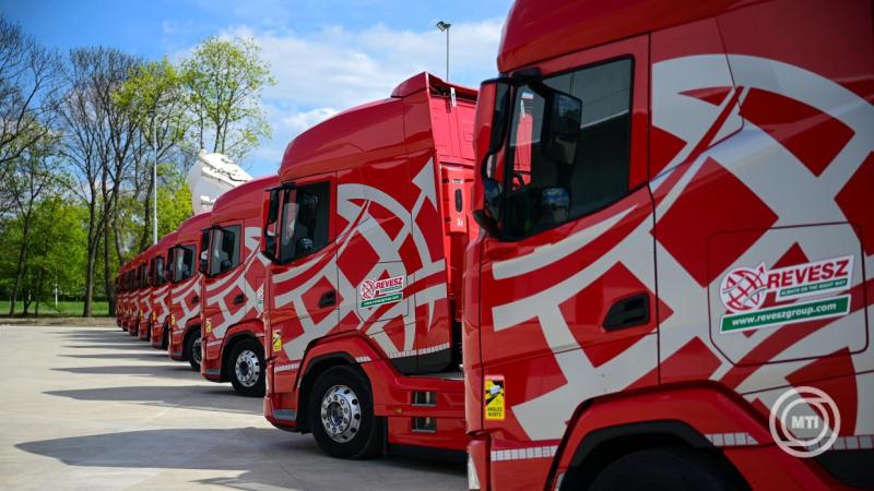 Felavatták a Révész Trans Kft. új csarnokát Tiszaújvárosban