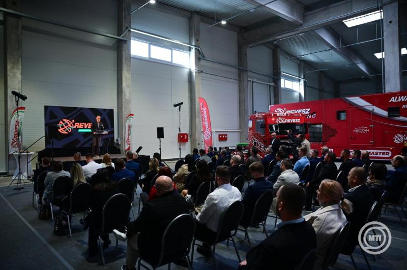 Felavatták a Révész Trans Kft. új csarnokát Tiszaújvárosban