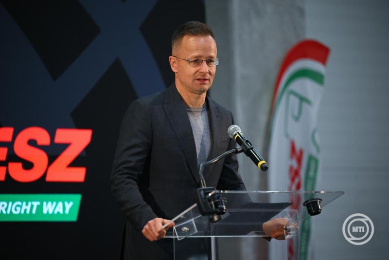 Felavatták a Révész Trans Kft. új csarnokát Tiszaújvárosban