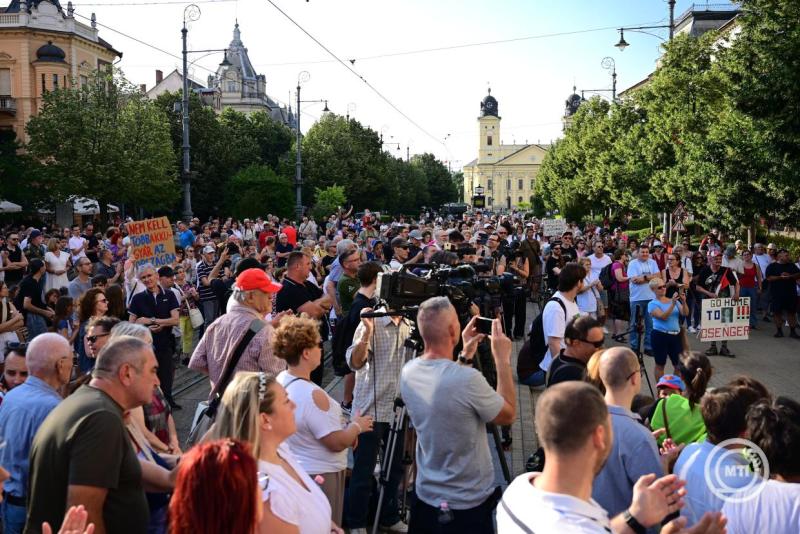 Betelt a pohár! címmel környezetvédelmi demonstráció Debrecenben