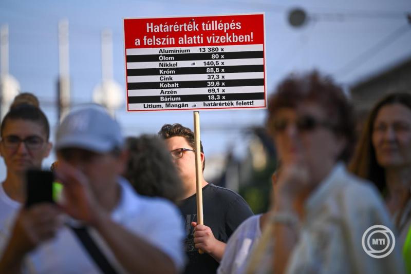 Betelt a pohár! címmel környezetvédelmi demonstráció Debrecenben