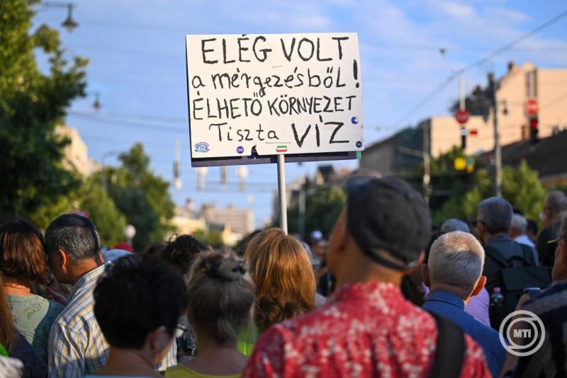 Betelt a pohár! címmel környezetvédelmi demonstráció Debrecenben
