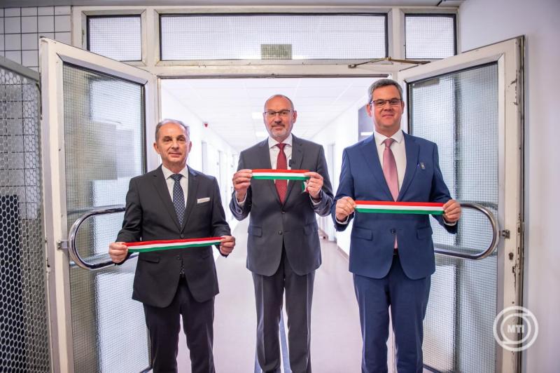 Új képalkotó diagnosztikai eszközöket adtak át a Bajai Szent Rókus Kórházban