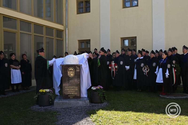 A Szent Korona-szobor avatóünnepsége Kézdivásárhelyen