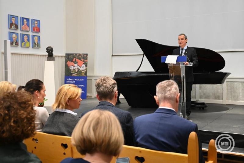 Bogányi-koncertzongorát adományozott a KIM a Székely Nemzeti Múzeumnak
