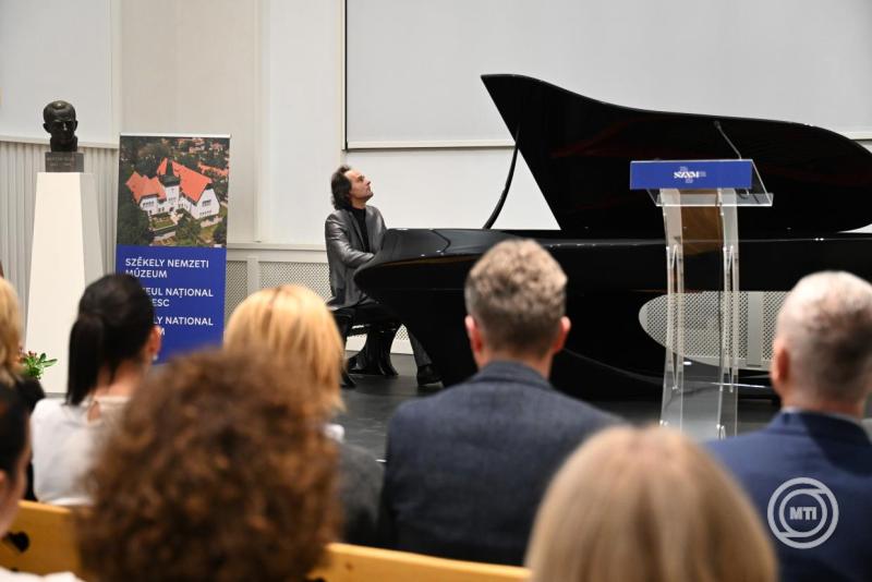 Bogányi-koncertzongorát adományozott a KIM a Székely Nemzeti Múzeumnak