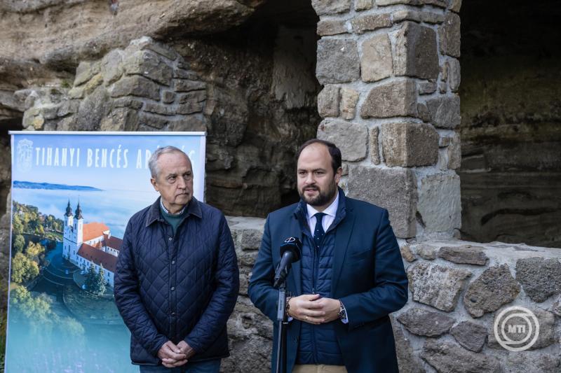 Új imádságos táblák jelzik az utat a tihanyi barátlakások felé