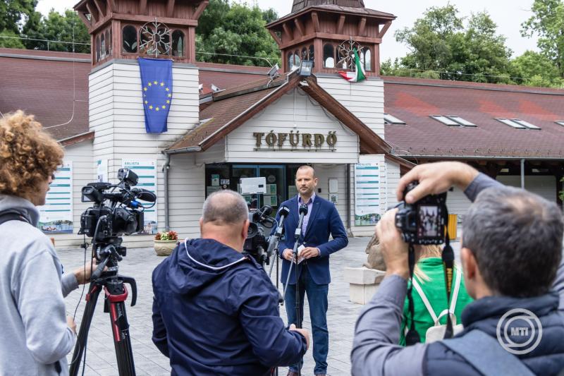 Sajtótájékoztató a Hévízi Tófürdő tavi fürdőépületének helyreállításáról