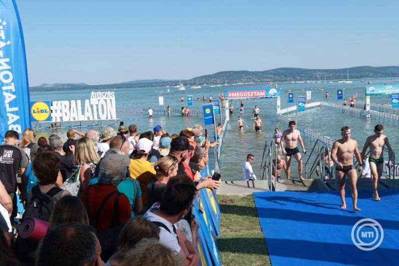 Balaton-átúszás