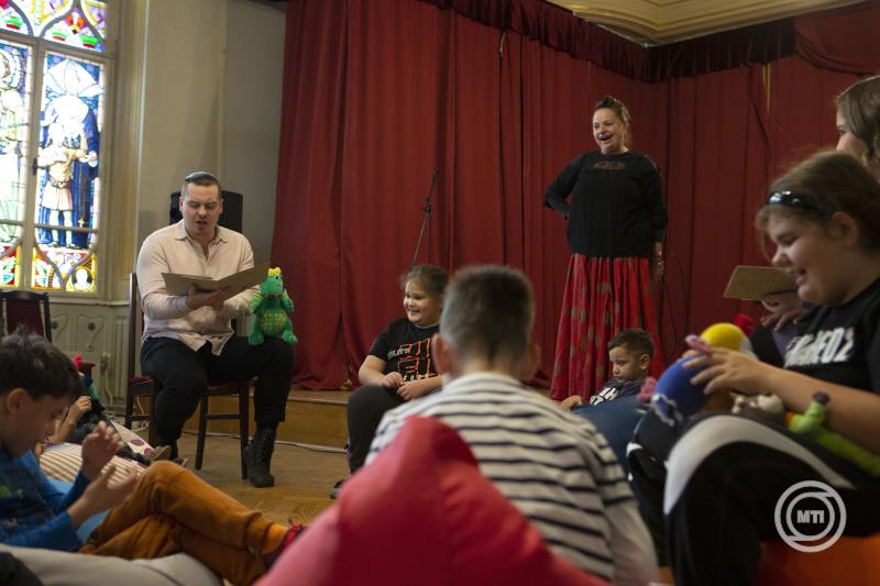 Meseolvasás a fehér bot nemzetközi napja alkalmából Budapesten