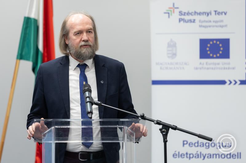 Sajtótájékoztató a pedagógusok béremeléséről