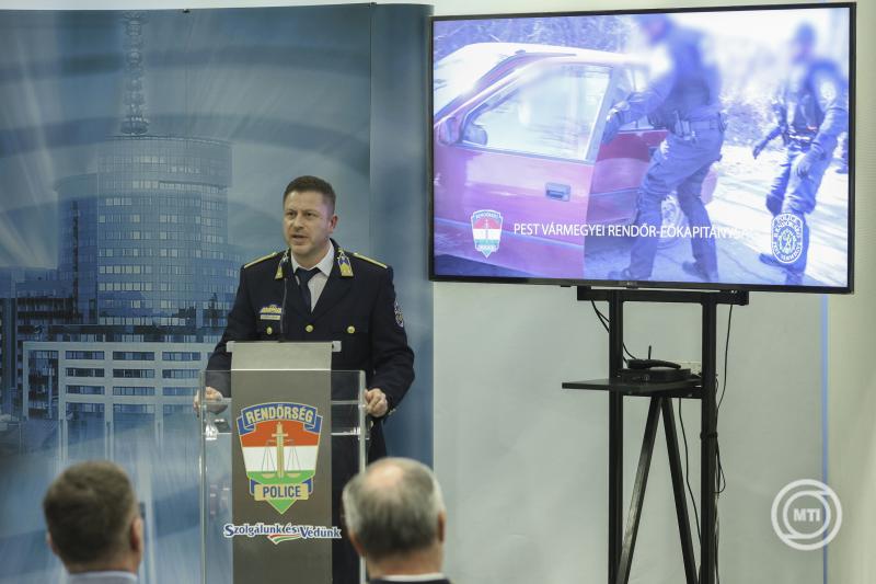Sajtótájékoztató a kábítószer-kereskedelem felszámolása érdekében tartott rendőrségi akcióról