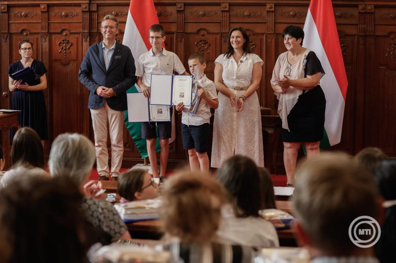 Átadták a Kárpát-medencei Életmese írói pályázat díjait