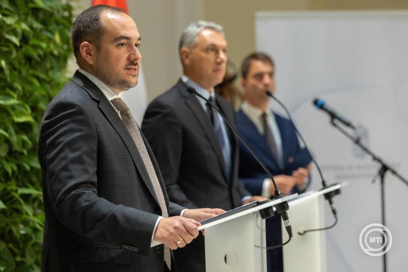 Közlekedési infó - Sajtótájékoztató az Építési és Közlekedési Minisztériumban