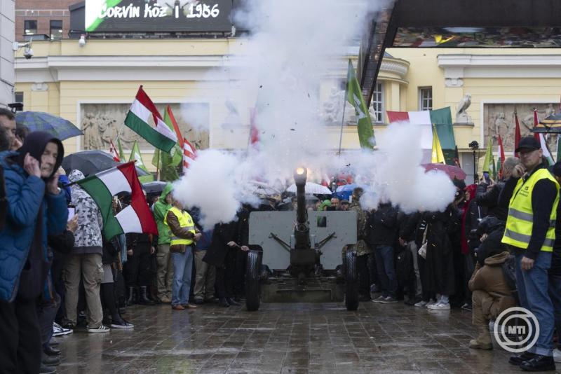 Október 23. - A Mi Hazánk Mozgalom megemlékezése a Corvin közben