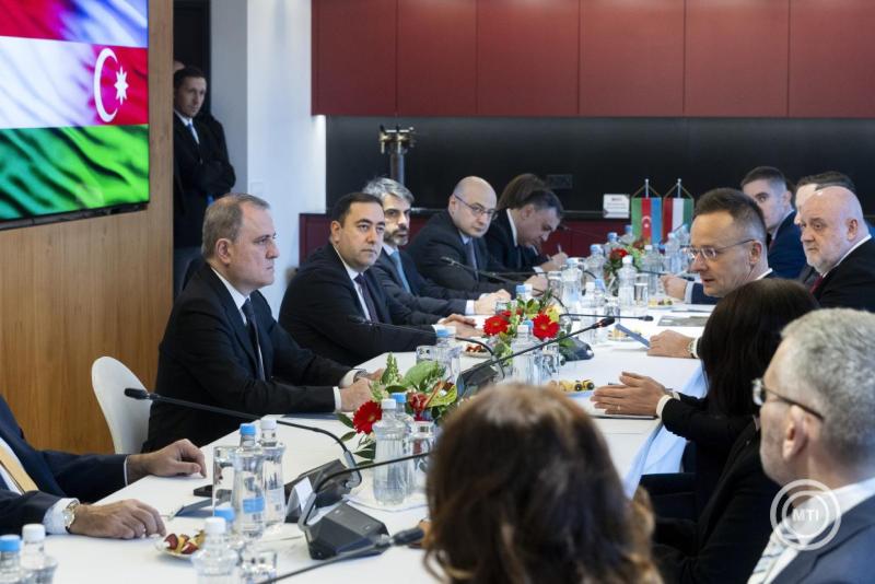 Szijjártó Péter fogadta az azeri külügyminisztert