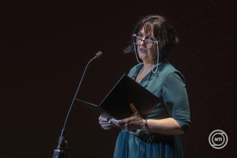 Felavatták a Nemzeti Színház új díszfüggönyét