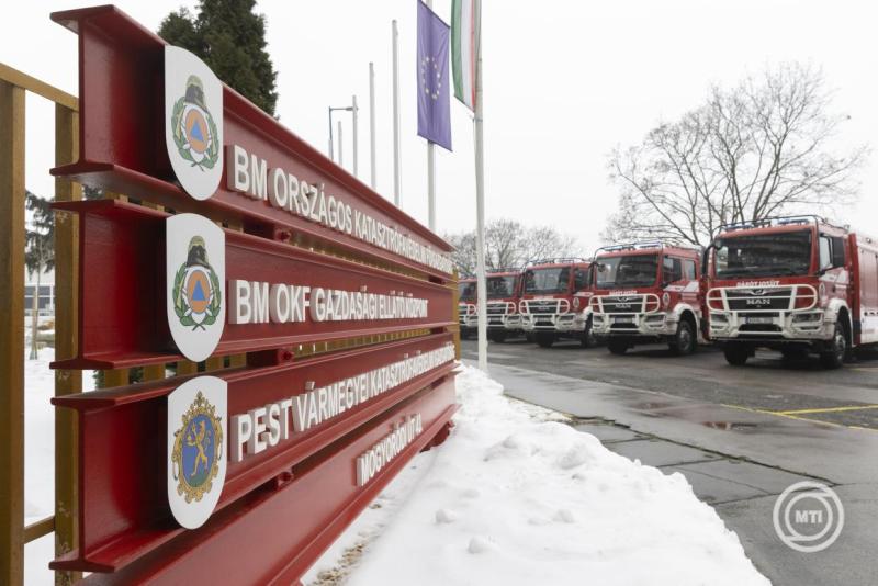 Tíz új tűzoltóautót adtak át a katasztrófavédelemnek Budapesten