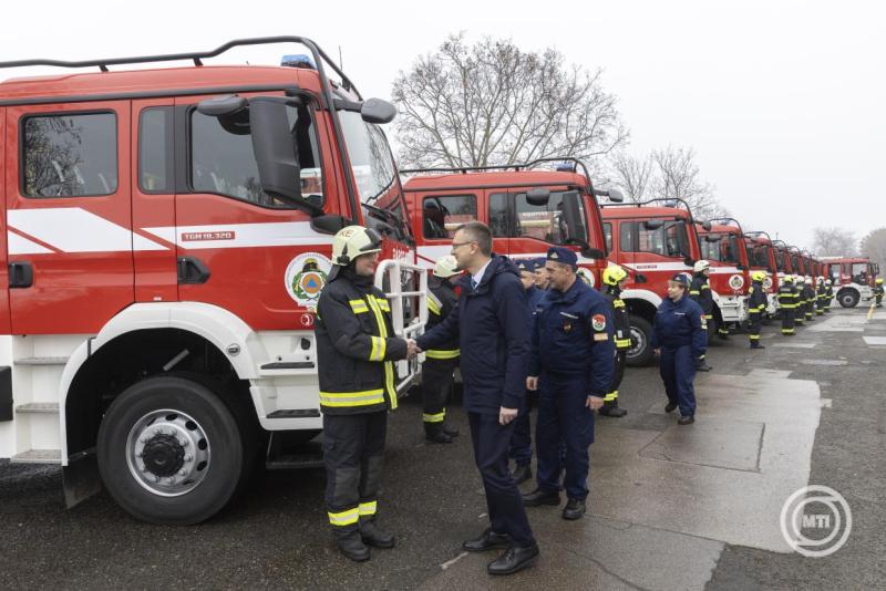 Tíz új tűzoltóautót adtak át a katasztrófavédelemnek Budapesten