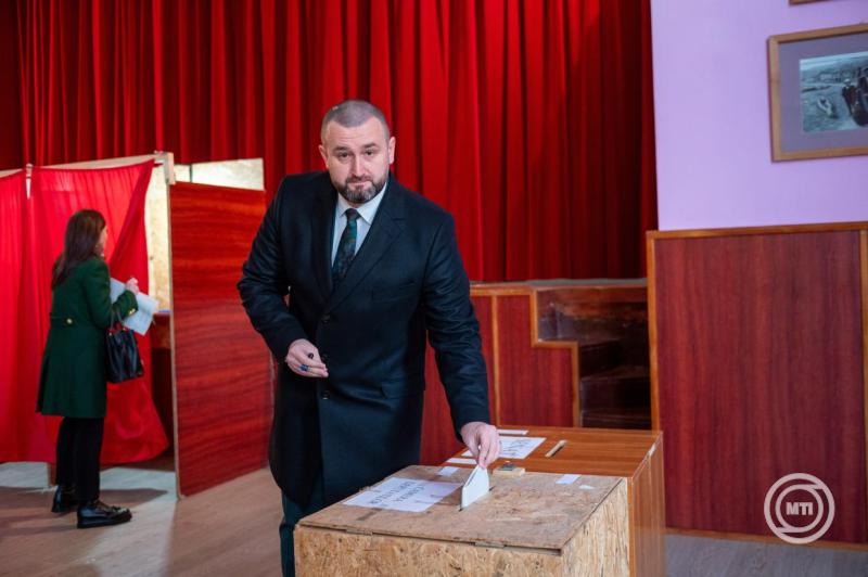 Romániai választások - Tasnádi István Szilárd, az RMDSZ szenátorjelöltje szavaz