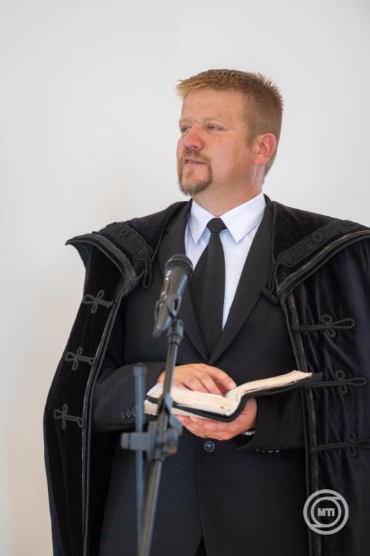 A magyar kormány támogatásával felépült nyárádszentbenedeki református templom felszentelése
