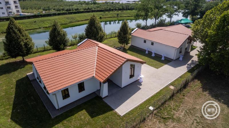 Szolgálati lakásokat és egészségügyi központ adtak át az erdélyi Nyárádszeredán