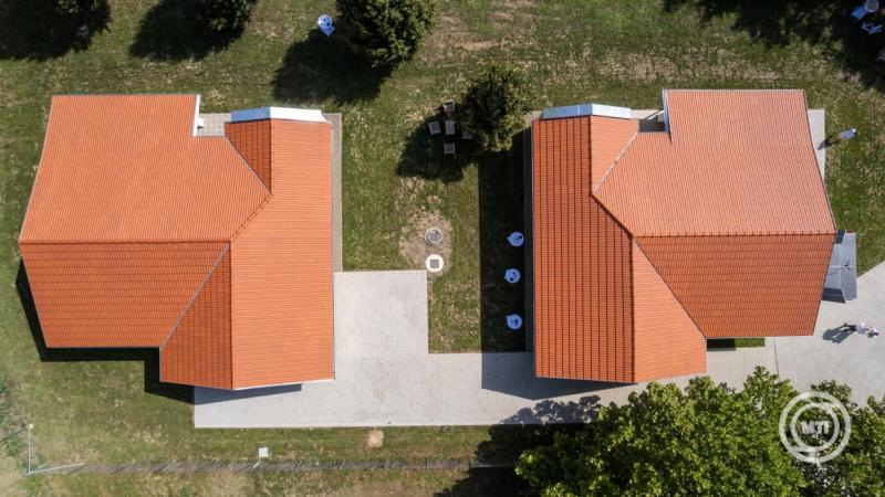 Szolgálati lakásokat és egészségügyi központ adtak át az erdélyi Nyárádszeredán