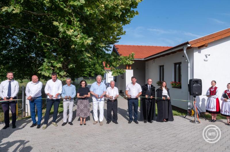 Szolgálati lakásokat és egészségügyi központ adtak át az erdélyi Nyárádszeredán