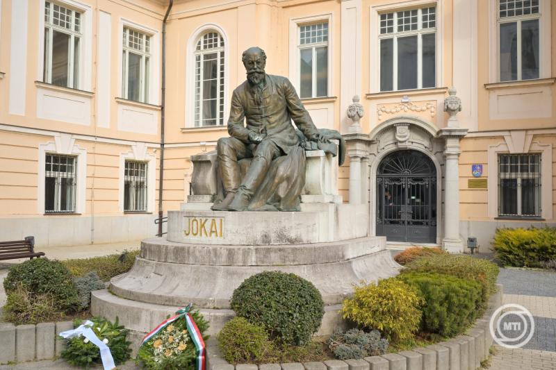 Jókai 200 - Megemlékezés Jókai Mór születésének 200. évfordulóján Révkomáromban