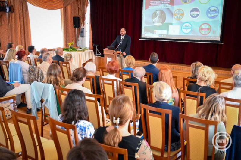 A diaszpórában magyar nyelvet és kultúrát tanító szakemberek szakirányú továbbképzésének megnyitója Győrben