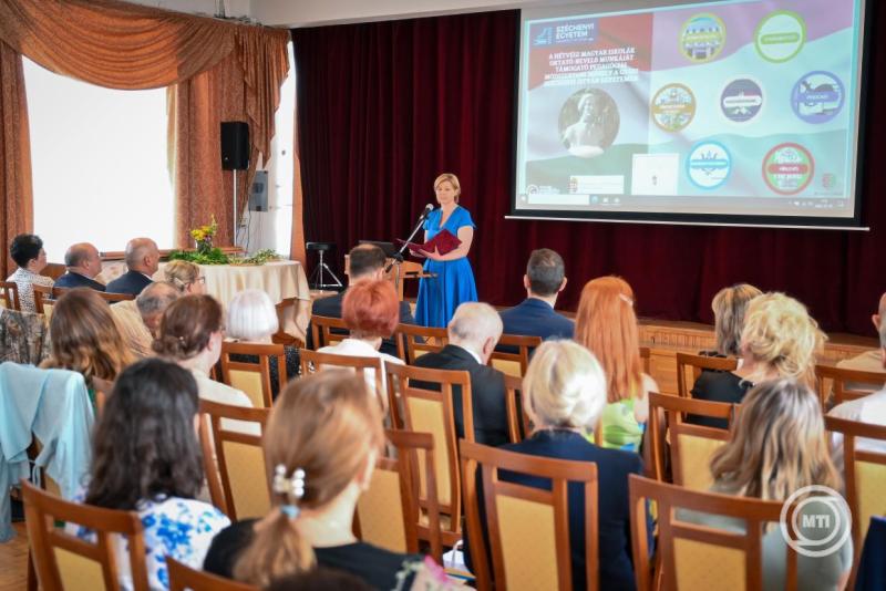 A diaszpórában magyar nyelvet és kultúrát tanító szakemberek szakirányú továbbképzésének megnyitója Győrben
