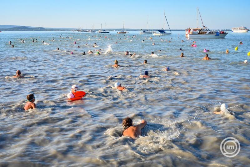 Balaton-átúszás